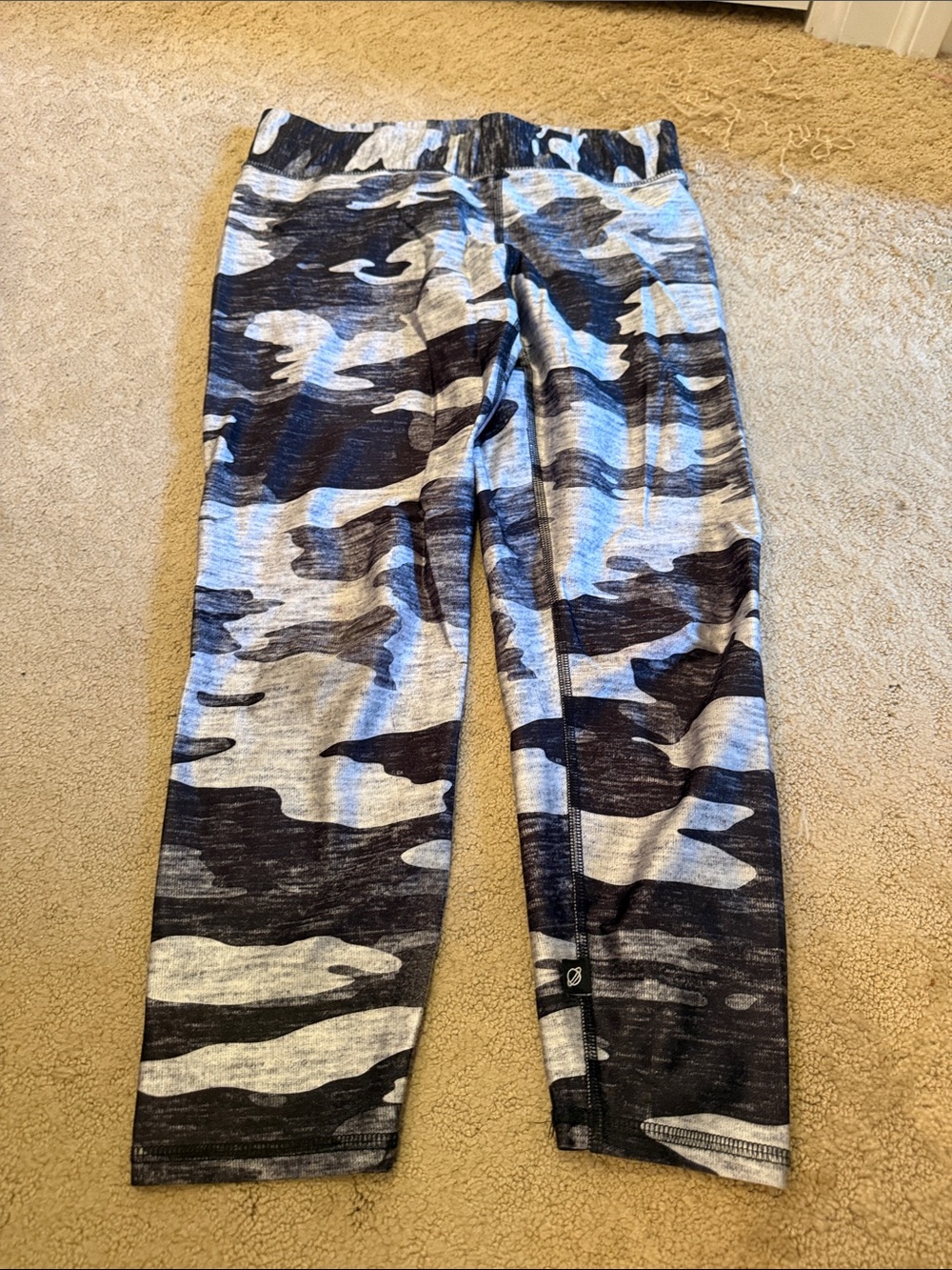 Terez Cropped Women’s Gray & Black Camo Leggings